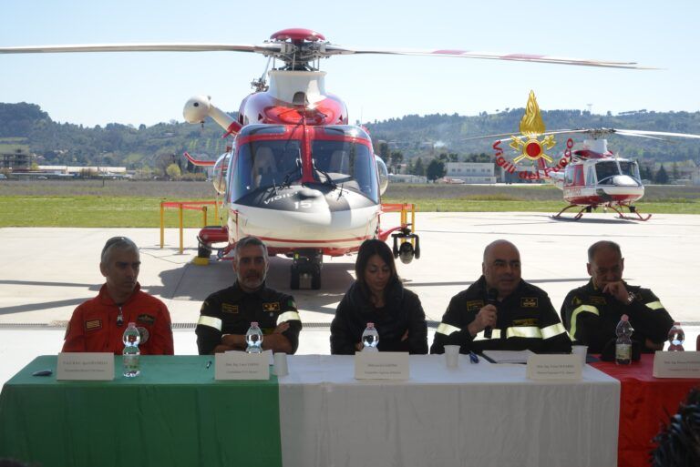 Un nuovo elicottero per il reparto volo dei Vigili del Fuoco di Pescara FOTO