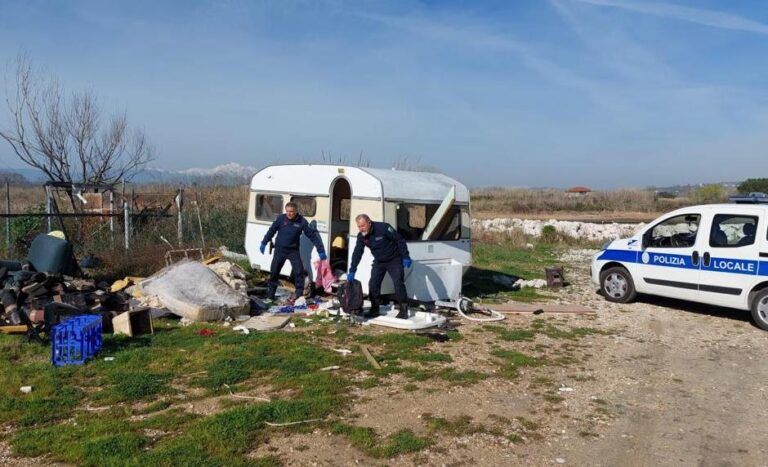 Lotta al degrado: rimossa una roulotte abbandonata a Montesilvano FOTO