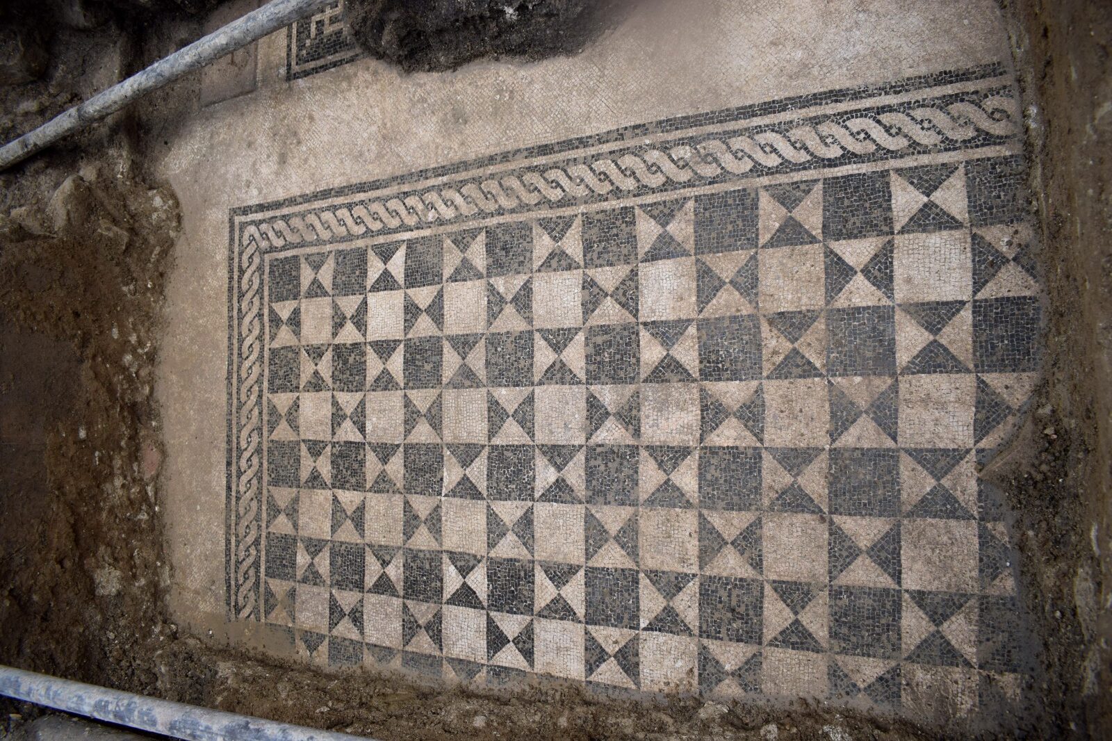 Spuntano pavimenti in mosaico del periodo romano nel centro di Teramo FOTO