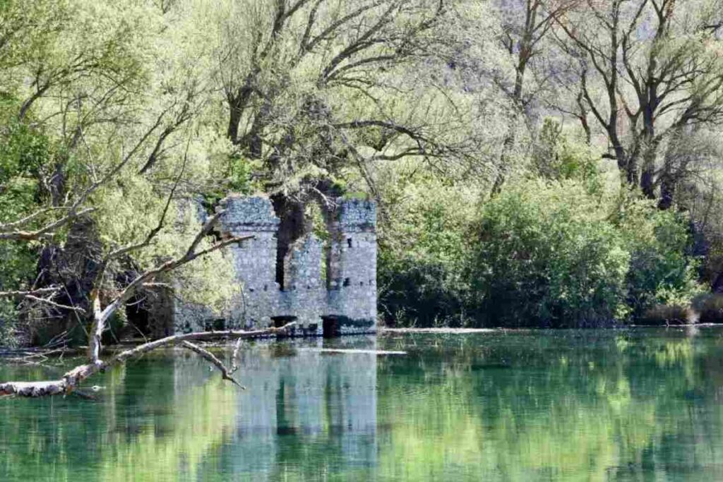 Panorama del Lago Di Capo d'Acqua detto Atlantide in Abruzzo