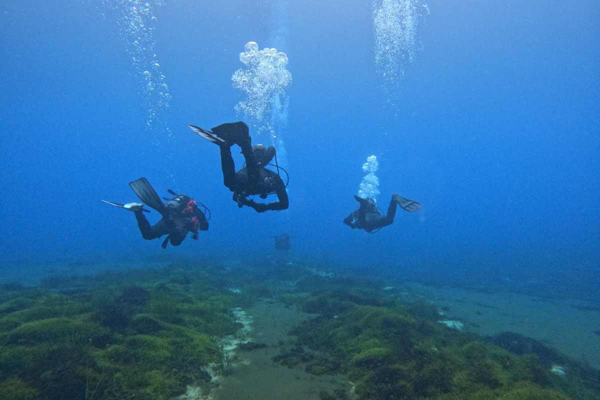 subacquei ammirano l'atlantide in abruzzo