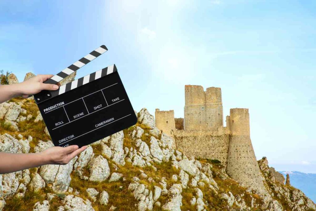 Rocca Calascio e un ciak come simbolo dei film girati in Abruzzo