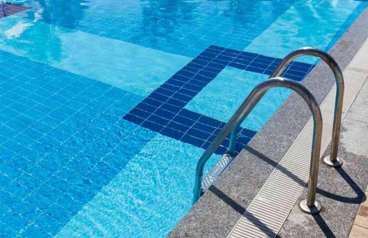 Cosa si nasconde dietro un bagno in piscina?