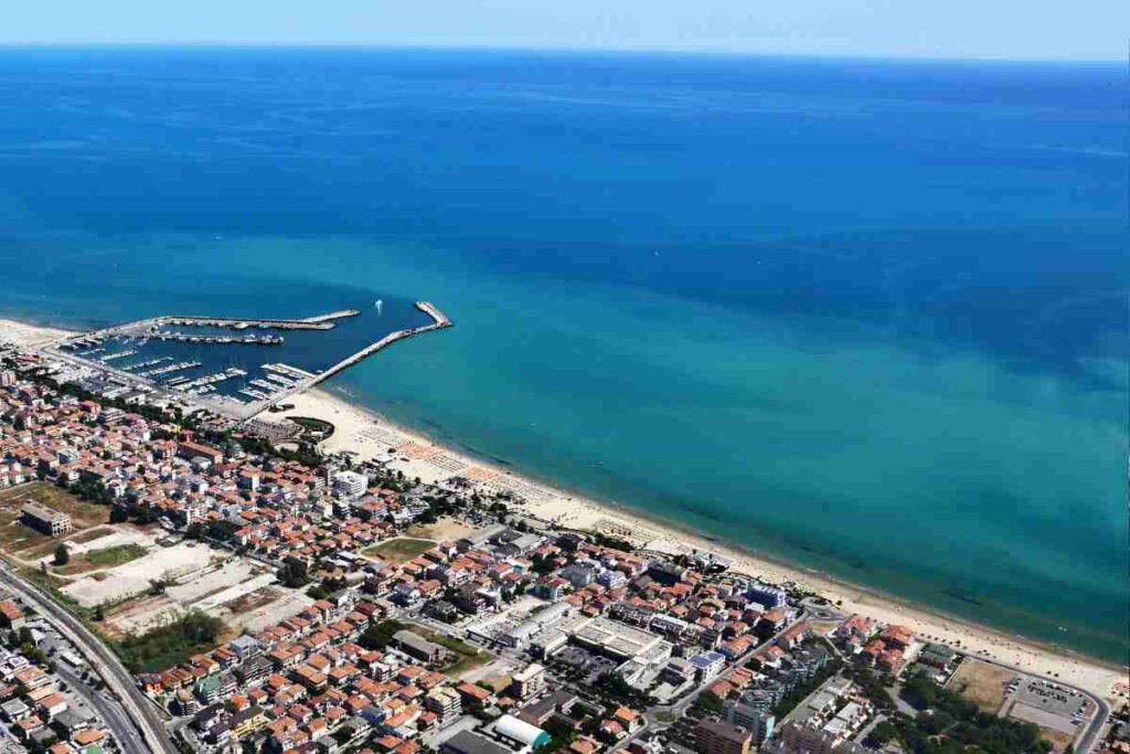 panorama aereo della costa di Giulianova, tra le spiagge più belle della provincia di Teramo