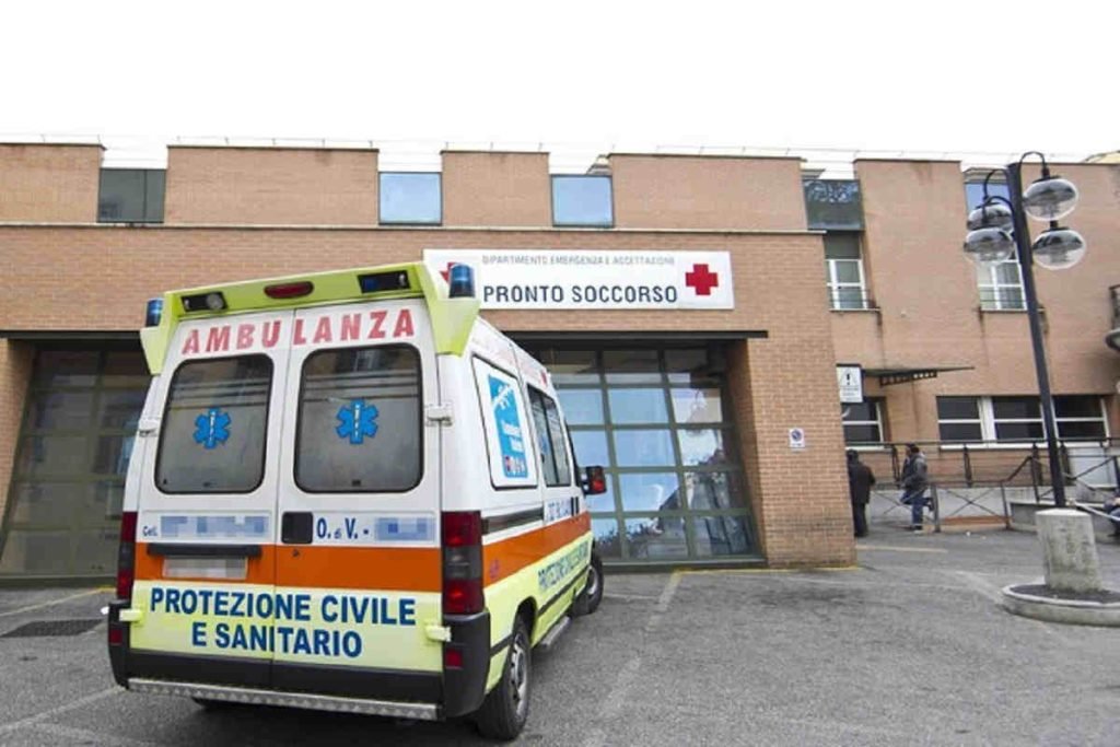 ambulanza davanti al pronto soccorso