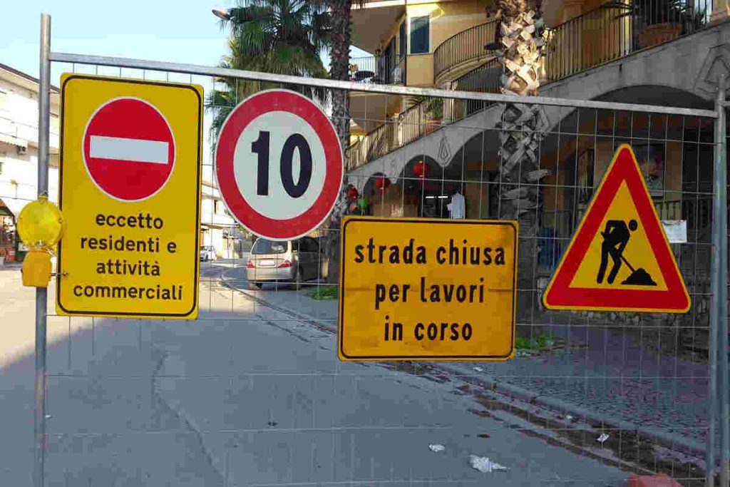cartelli di strada chiusa