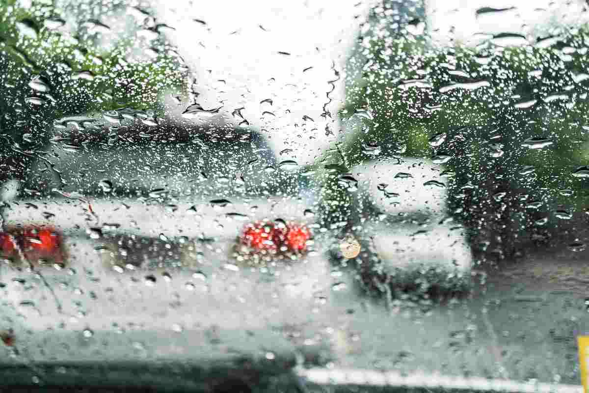 Bloccati in auto durante un temporale: cosa fare