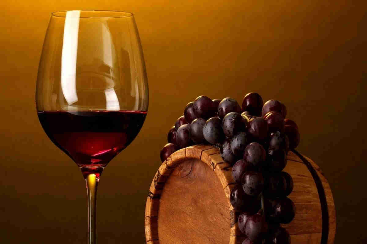 un bicchier di vino e dei grappoli d'uva