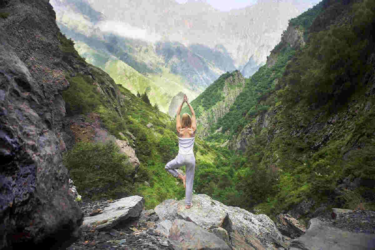 ragazza che fa yoga in montagna