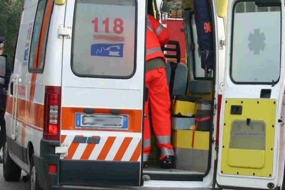 ambulanza con operatore
