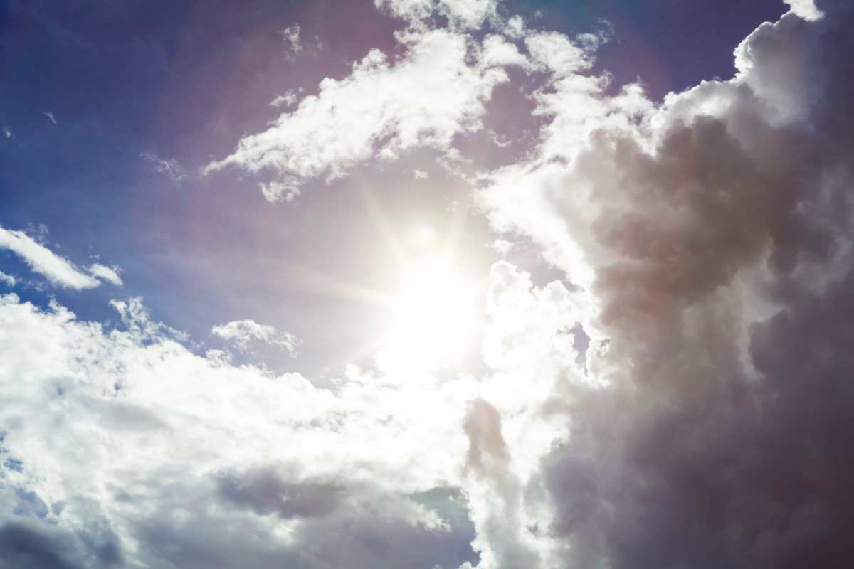 Cielo con sole e nuvole