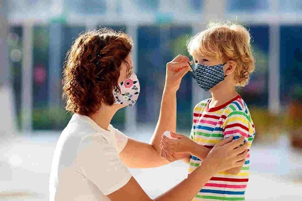 mamma e figlio con mascherina