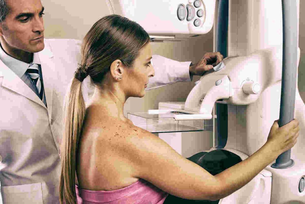 donna che fa screening mammografico