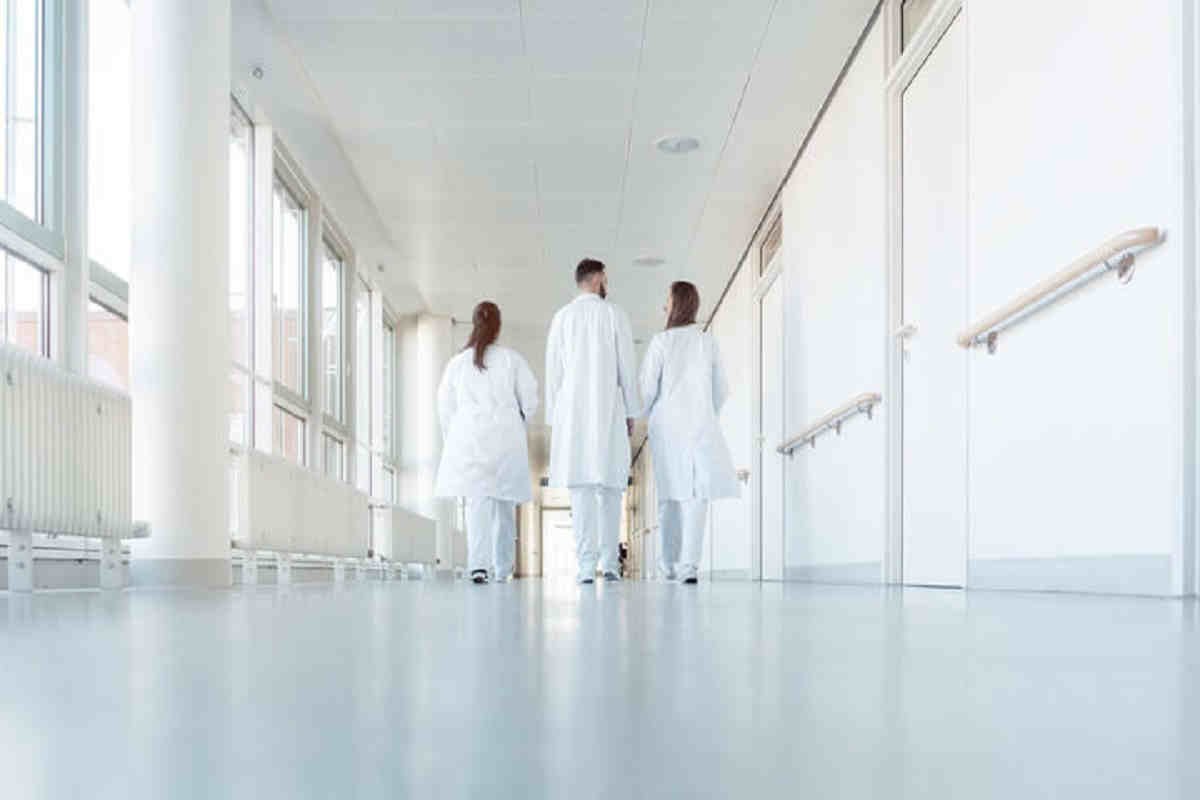 infermieri che camminano in un ospedale
