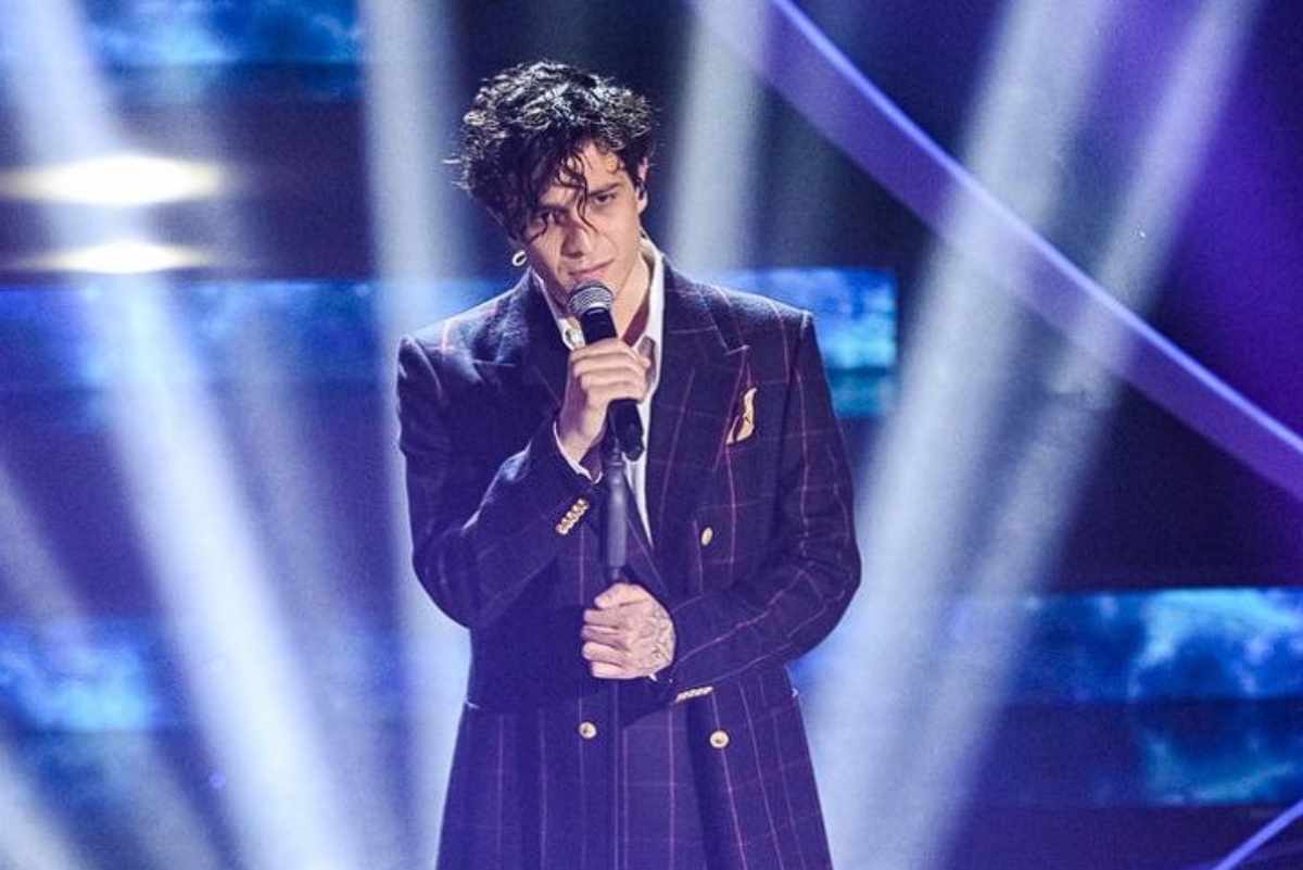 Tananai canta per 15 minuti e abbandona il concerto