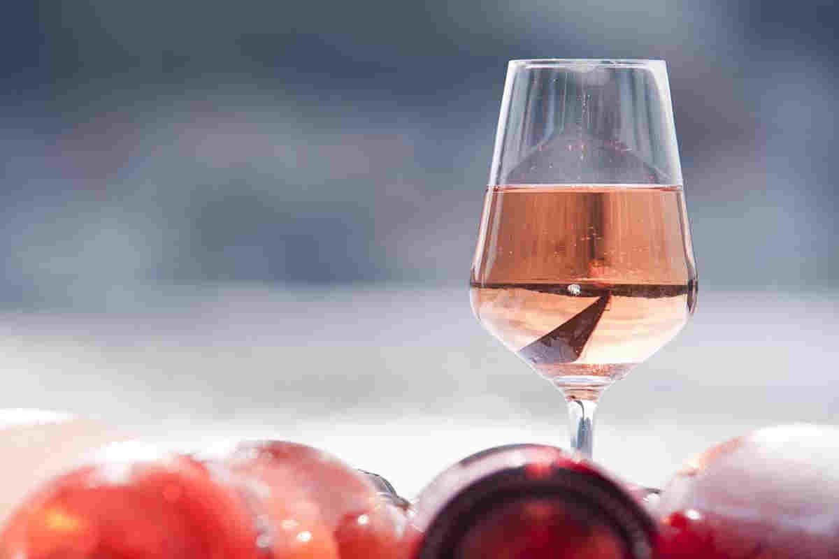 bicchiere di vino rosato