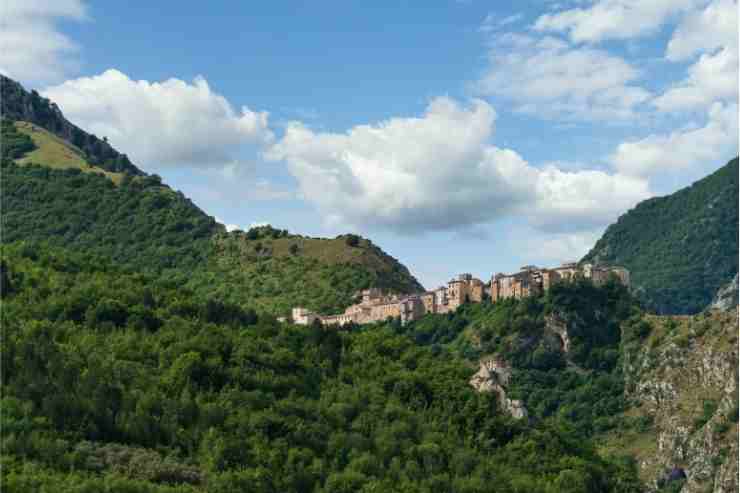Borgo di Castrovalva panorama con cielo azzurro