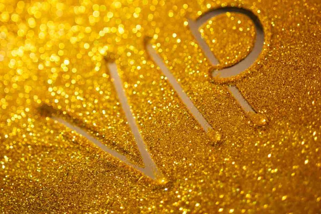 scritta vip su glitter oro