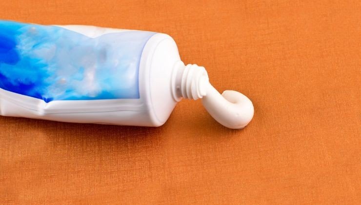 il dentifricio è ottimo per eliminare calcare e aloni dal vetro della doccia