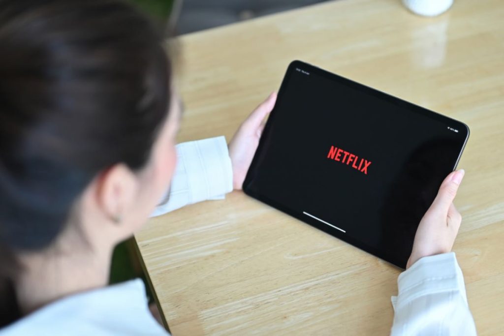 Netflix stravolge di nuovo tutto, cosa sta succedendo con gli abbonamenti mensili