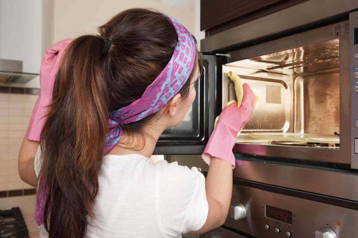Il forno che è in grado di pulirsi da solo, ma consuma tanto