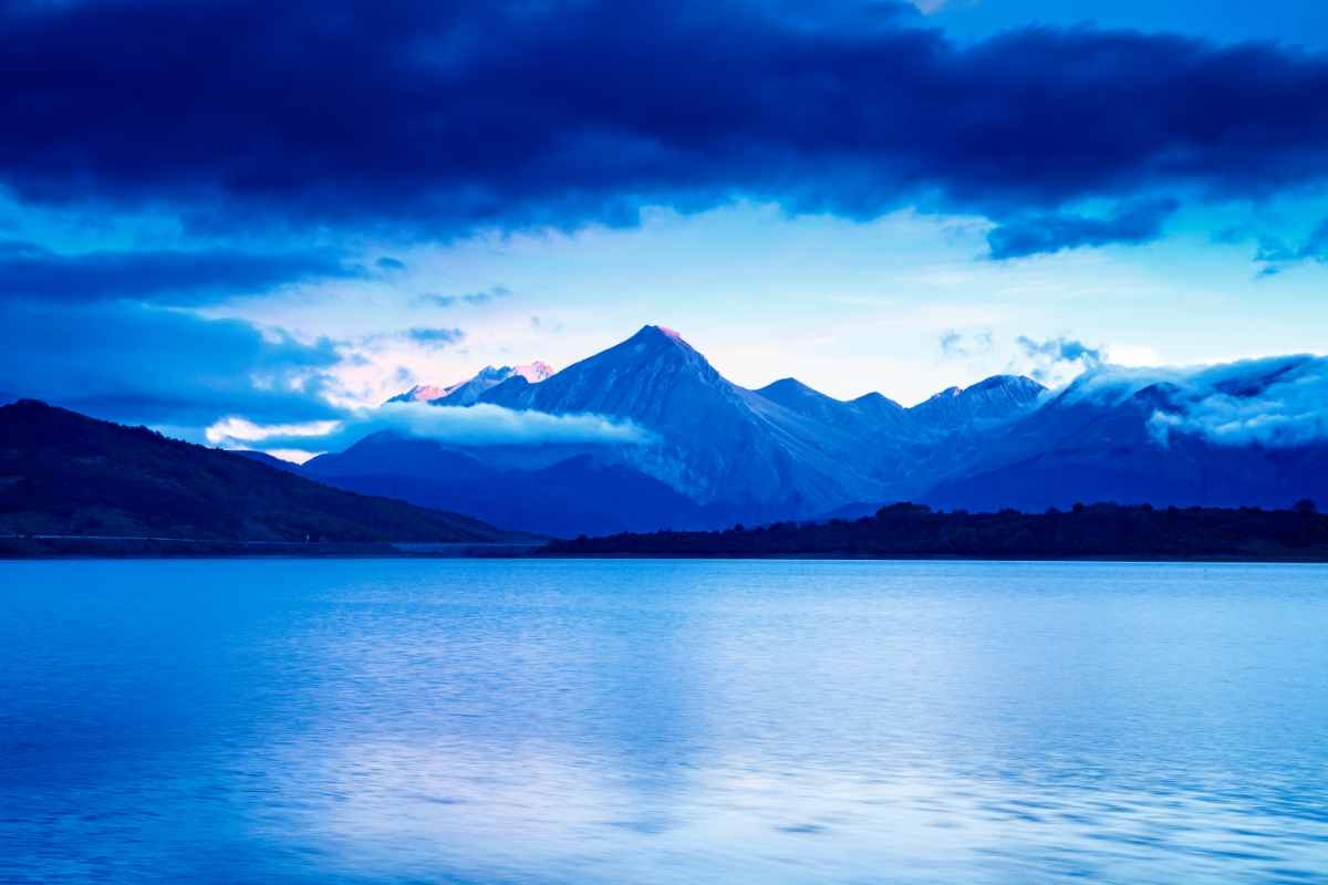 vista panoramica su uno dei laghi magici in Abruzzo
