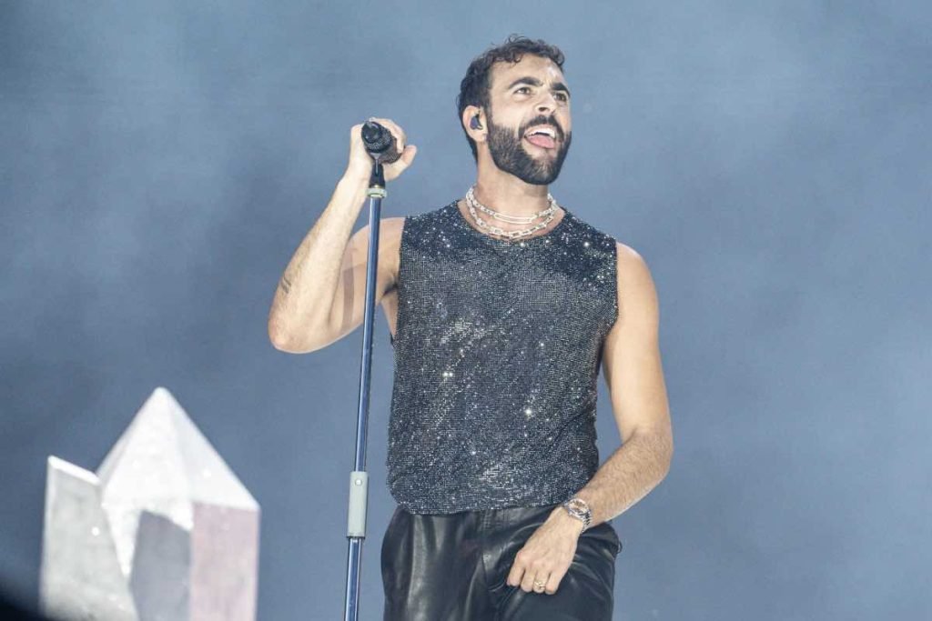 Marco Mengoni, al concerto succede di tutto: parte la videocall