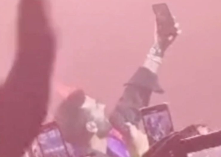 Marco Mengoni fa partire la videochiamata durante il live