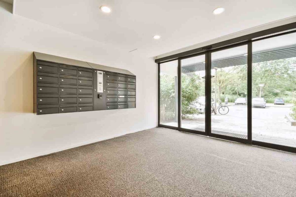 I condomini lasciano il portone aperto?