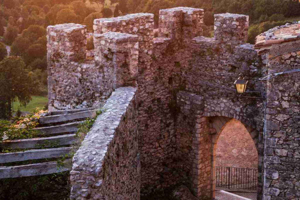 Borgo di Pereto curiosità