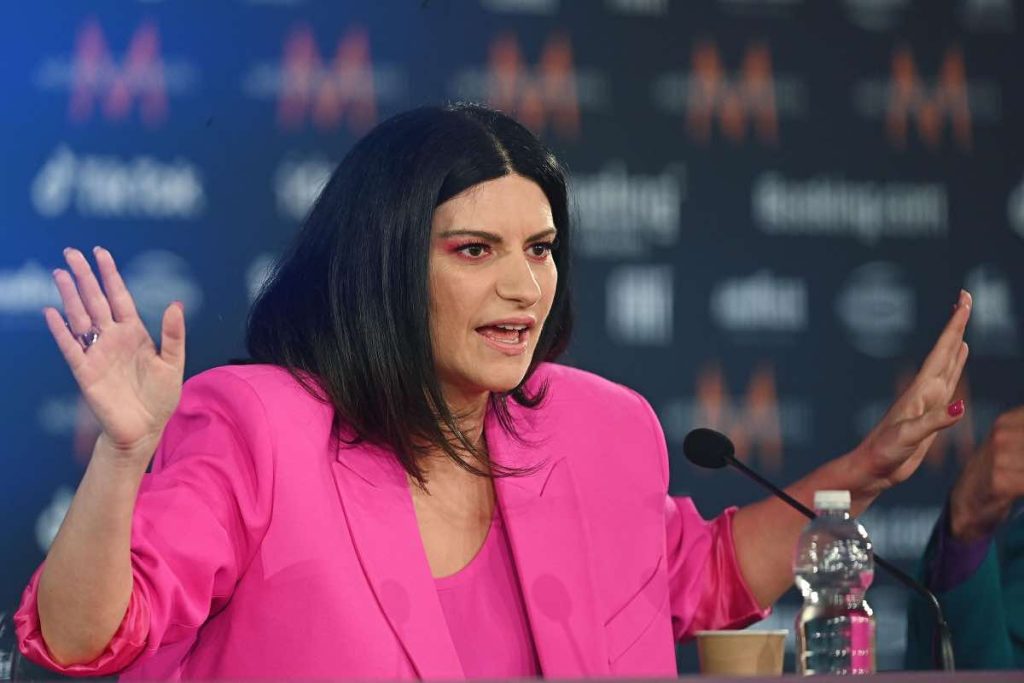 Laura Pausini sbotta sui social, la cantante furiosa