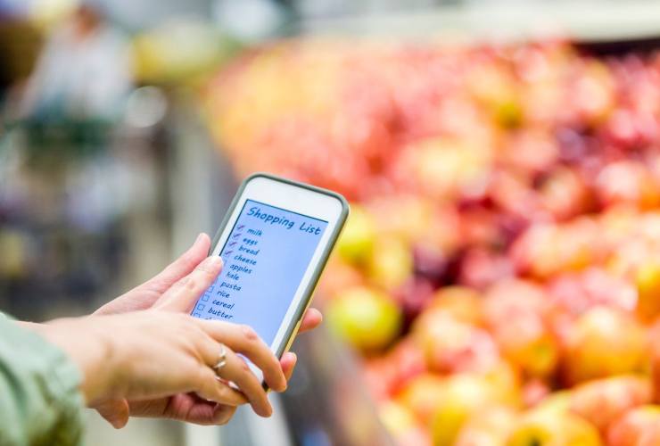 Usare lo smartphone al supermercato è dannoso