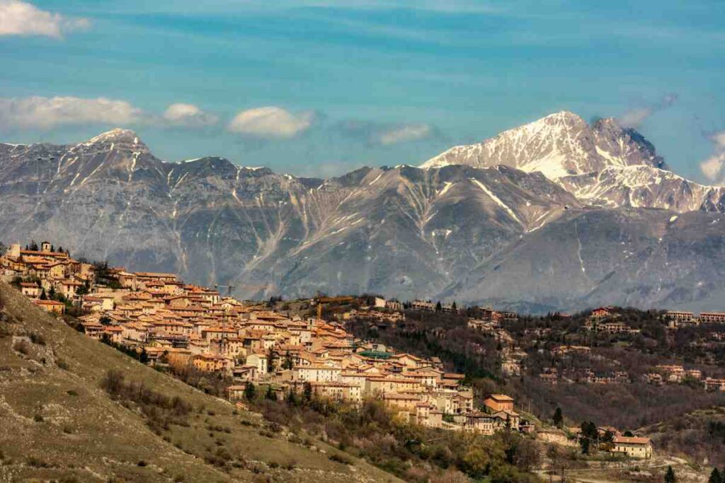 Panorama Rocca di Cambio Secinaro Ovindoli tra i borghi dove andare a vivere in montagna in Abruzzo