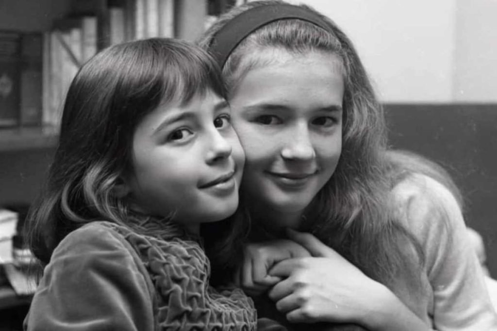 Le sorelle tanto amate dai telespettatori in una foto da bambine