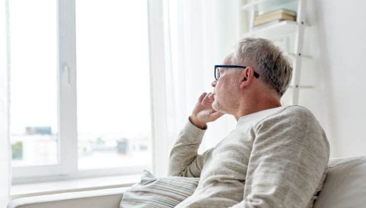 Anziano preoccupato stop pensione