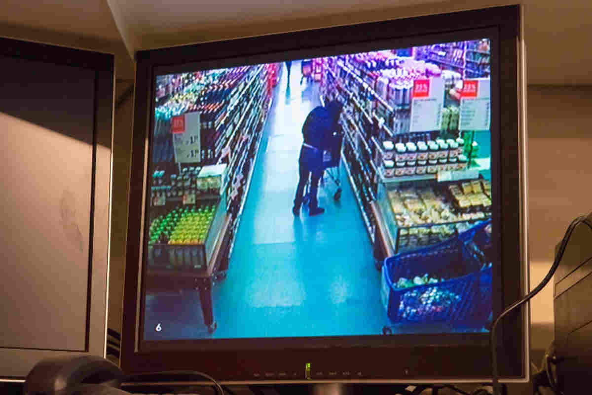 telecamera supermercato inquadra ladro