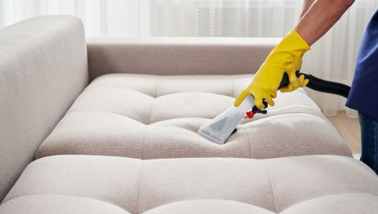 soluzioni per pulire il divano