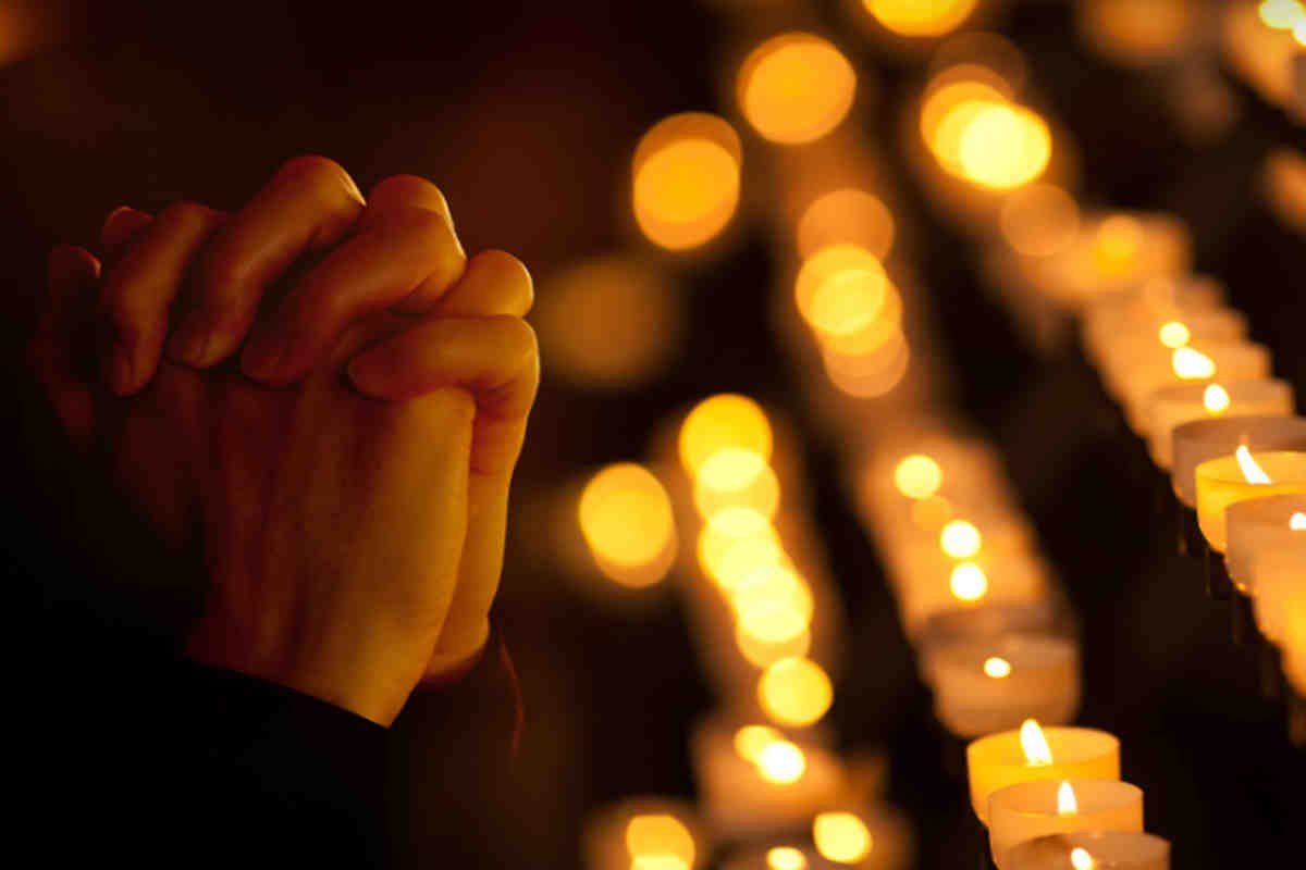 mani che pregano