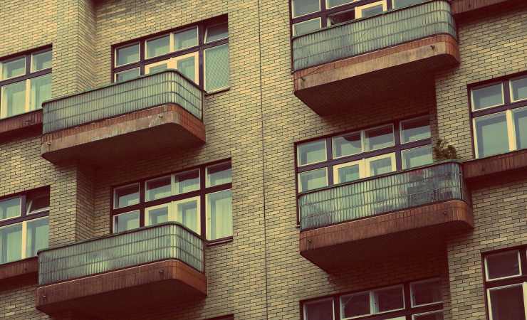 Installazione tende su balcone condominiale: quando si viola la legge