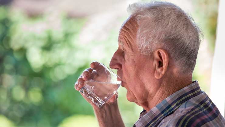bere acqua risorsa organismo umano