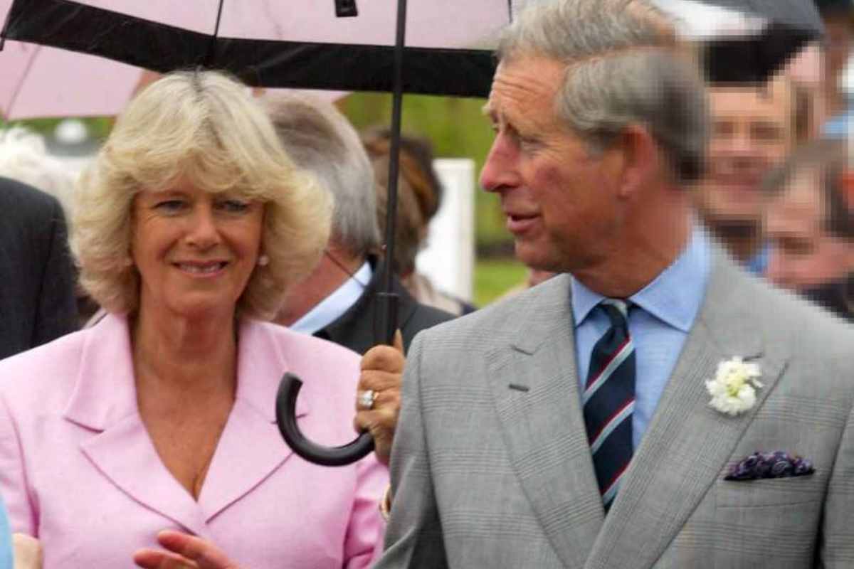  Carlo III e Camilla salvati dalla sicurezza