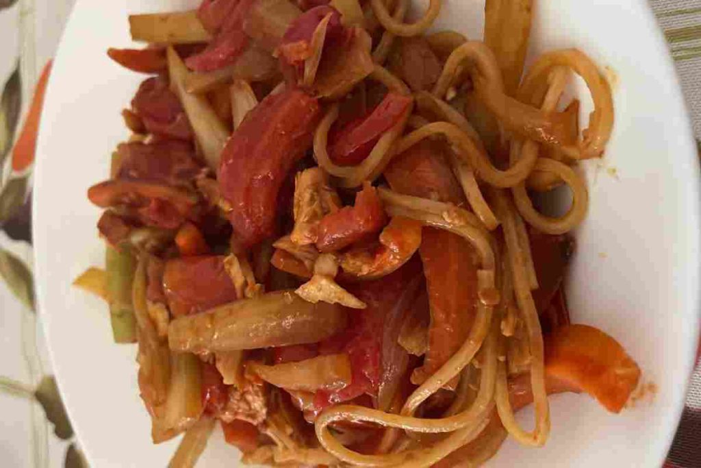 Ricette estive svuotafrigo, noodles con finocchi e carote