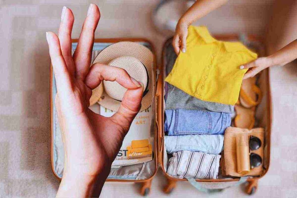 come piegare i vestiti in valigia per risparmiare spazio