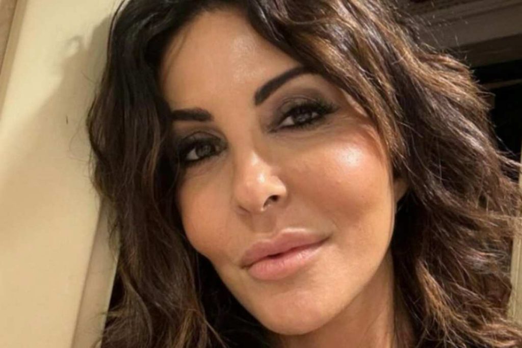 Sabrina Ferilli mostra le curve