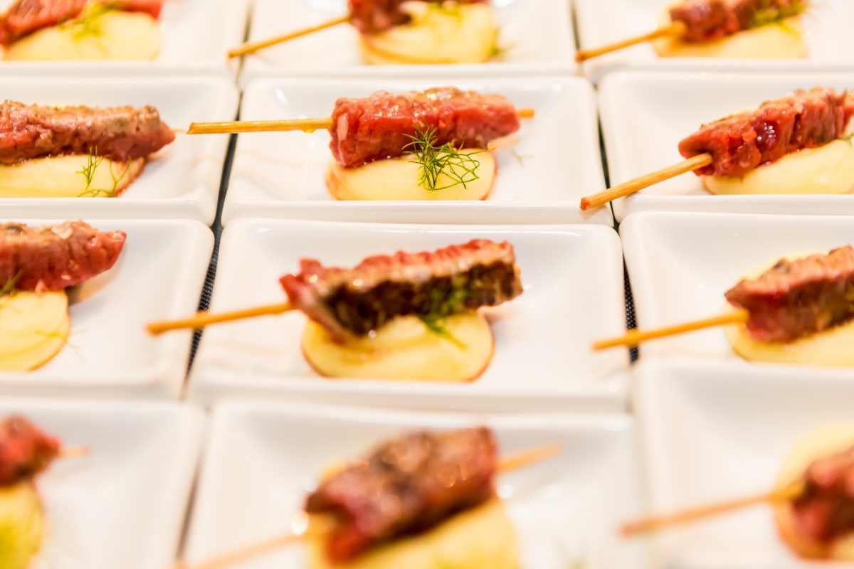 Arrosticini abruzzesi su letto di purè di patate