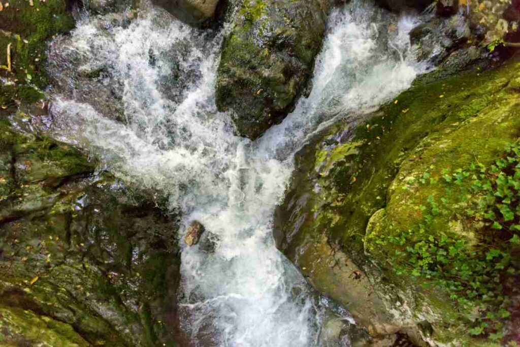 una cascata nella valle dell'orfento tra i luoghi più freschi in abruzzo