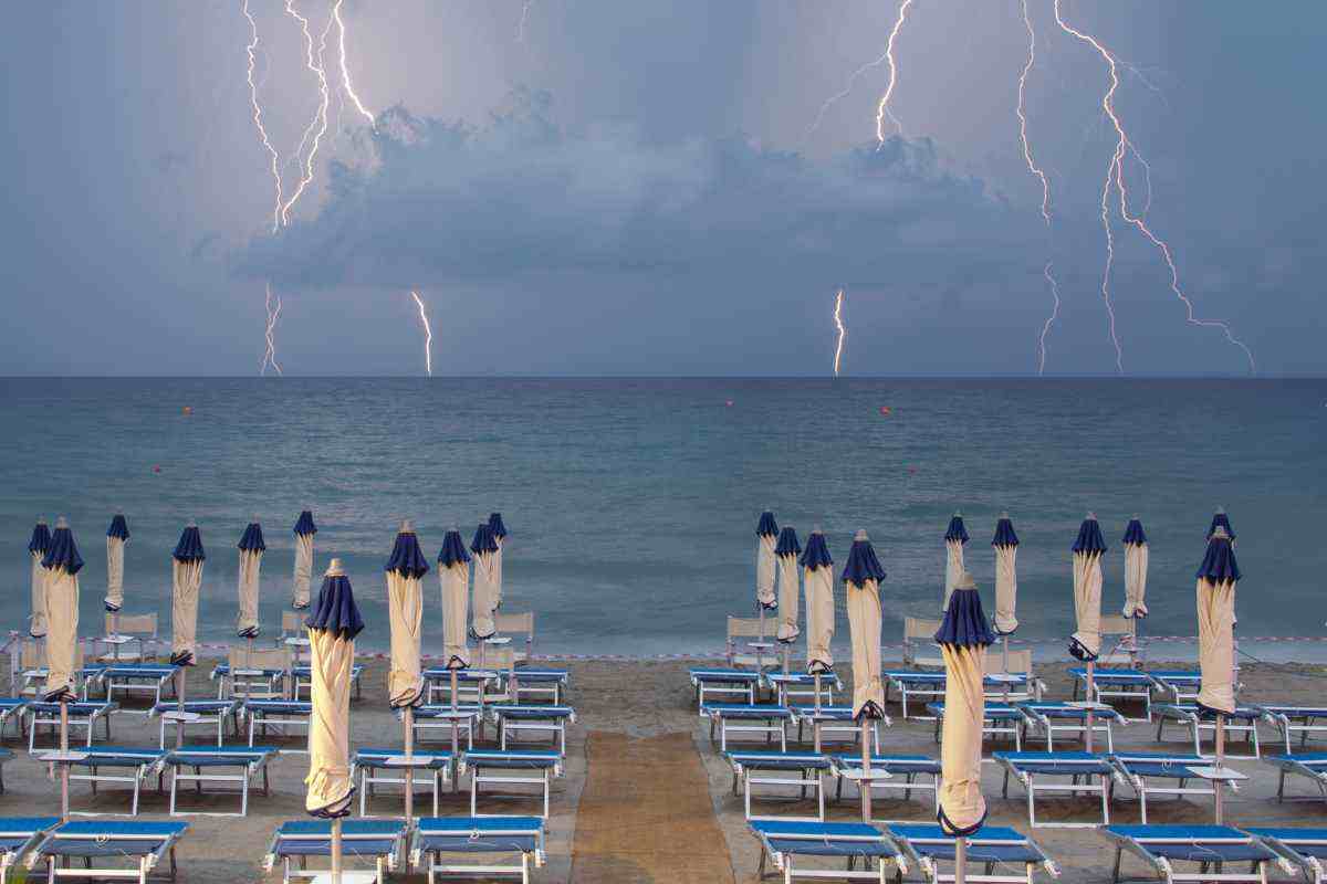 fulmine spiaggia precauzioni 