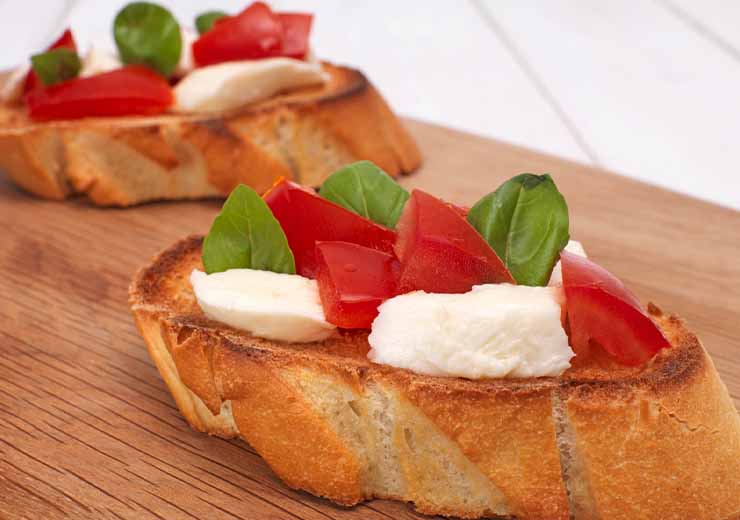 Crostino pomodoro e mozzarella ricetta