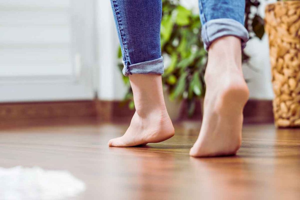 segni neri sul pavimento attenzione a questi segnali