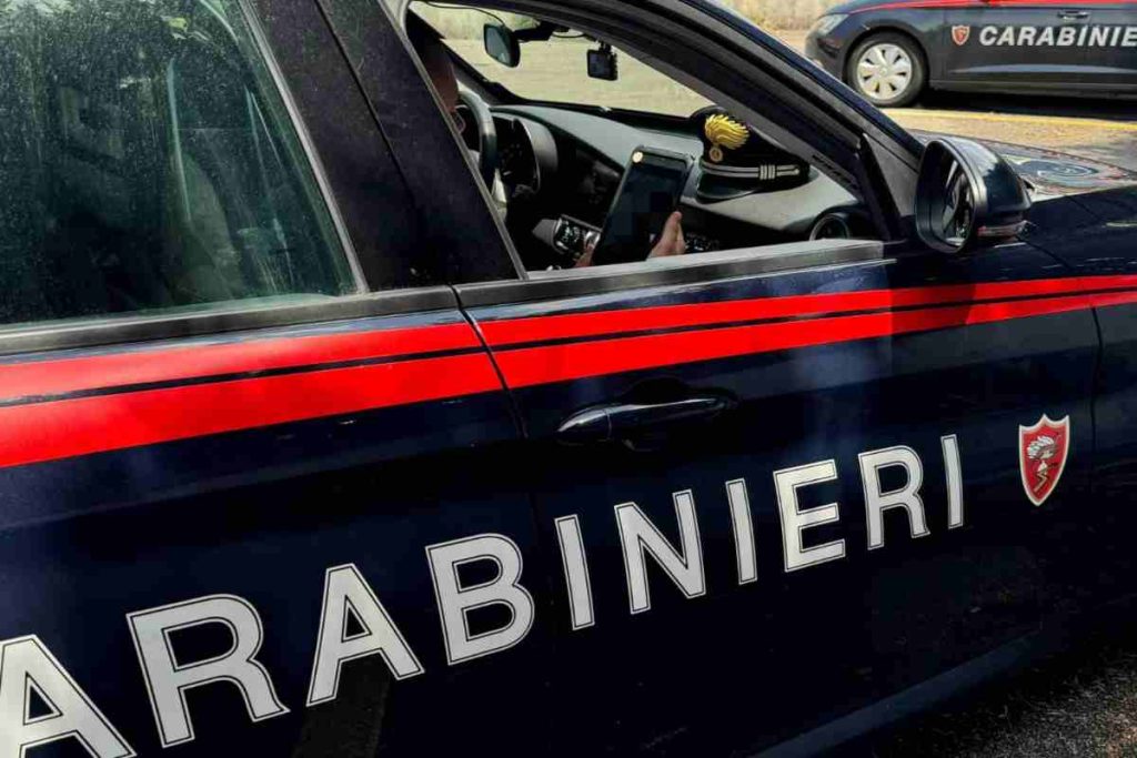 36enne minaccia con il coltello i passanti